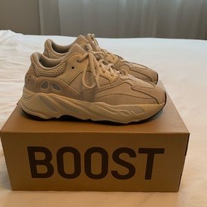 Yeezy boost 700